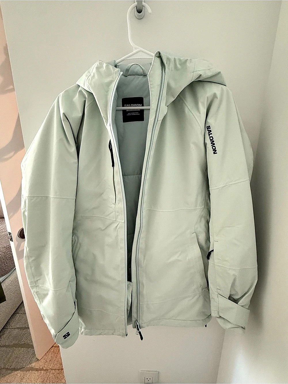 Salomon Women's Hooded Ski Jacket in Light Blue-Green Size Medium Like New